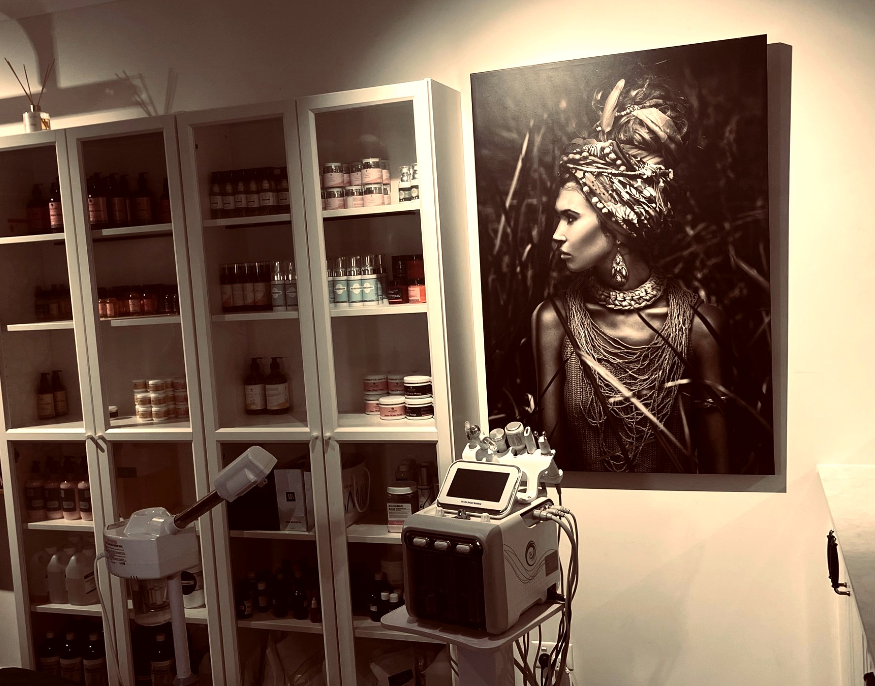 Motanic Skin Clinic — treatment room and product cabinet